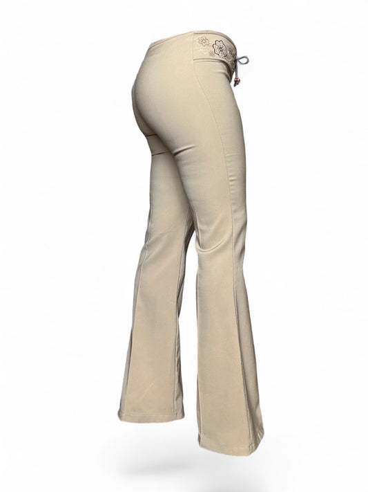 Jean flare à lacet et broderie
