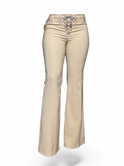 Jean flare à lacet et broderie