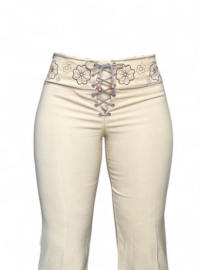 Jean flare à lacet et broderie