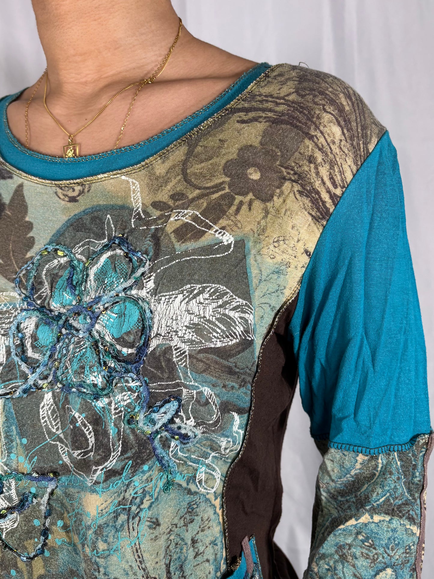 Teeshirt bicolore et broderie fleurs