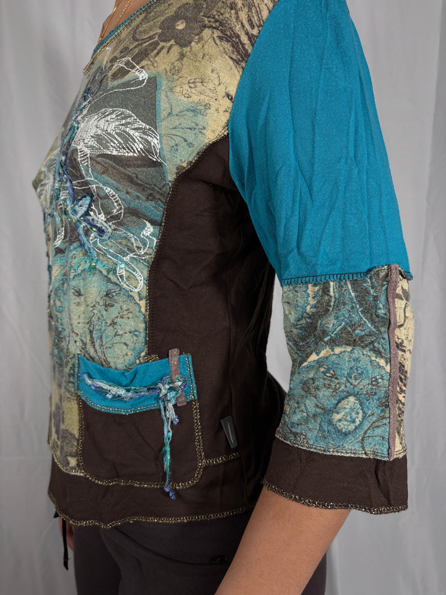 Teeshirt bicolore et broderie fleurs