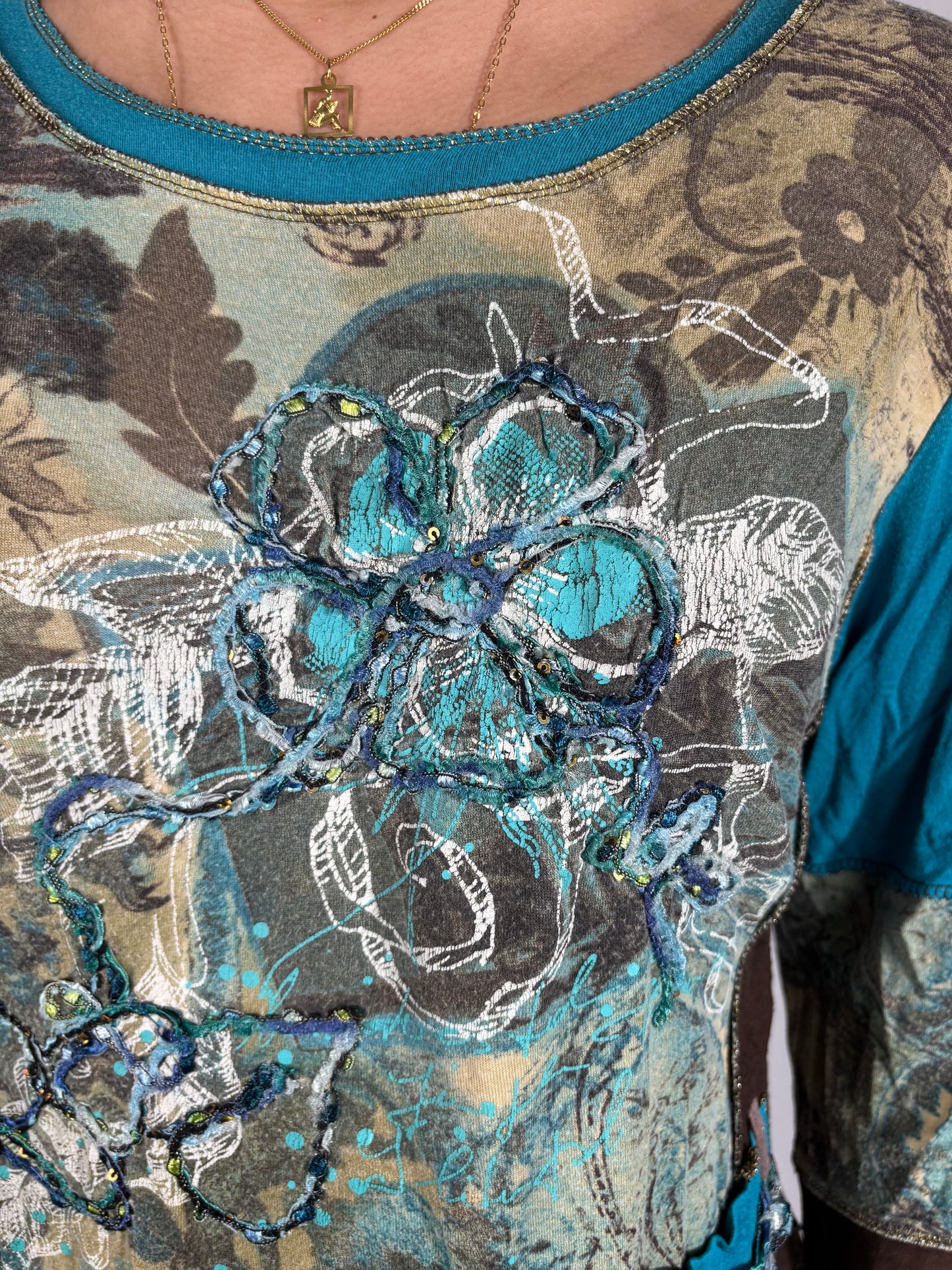 Teeshirt bicolore et broderie fleurs