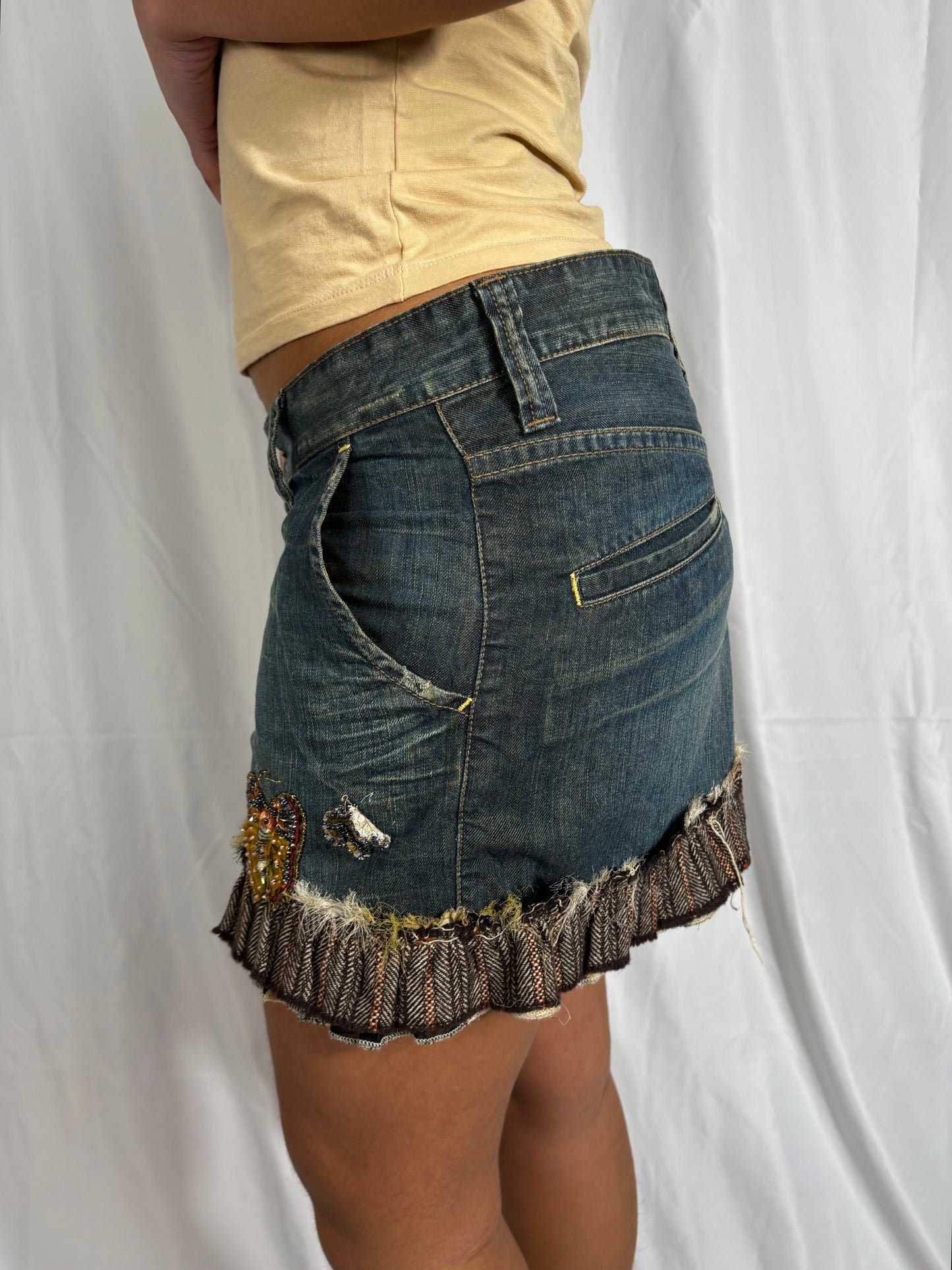 Mini jupe en jean broderie papillon