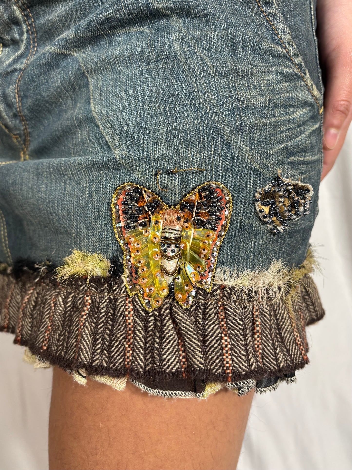 Mini jupe en jean broderie papillon