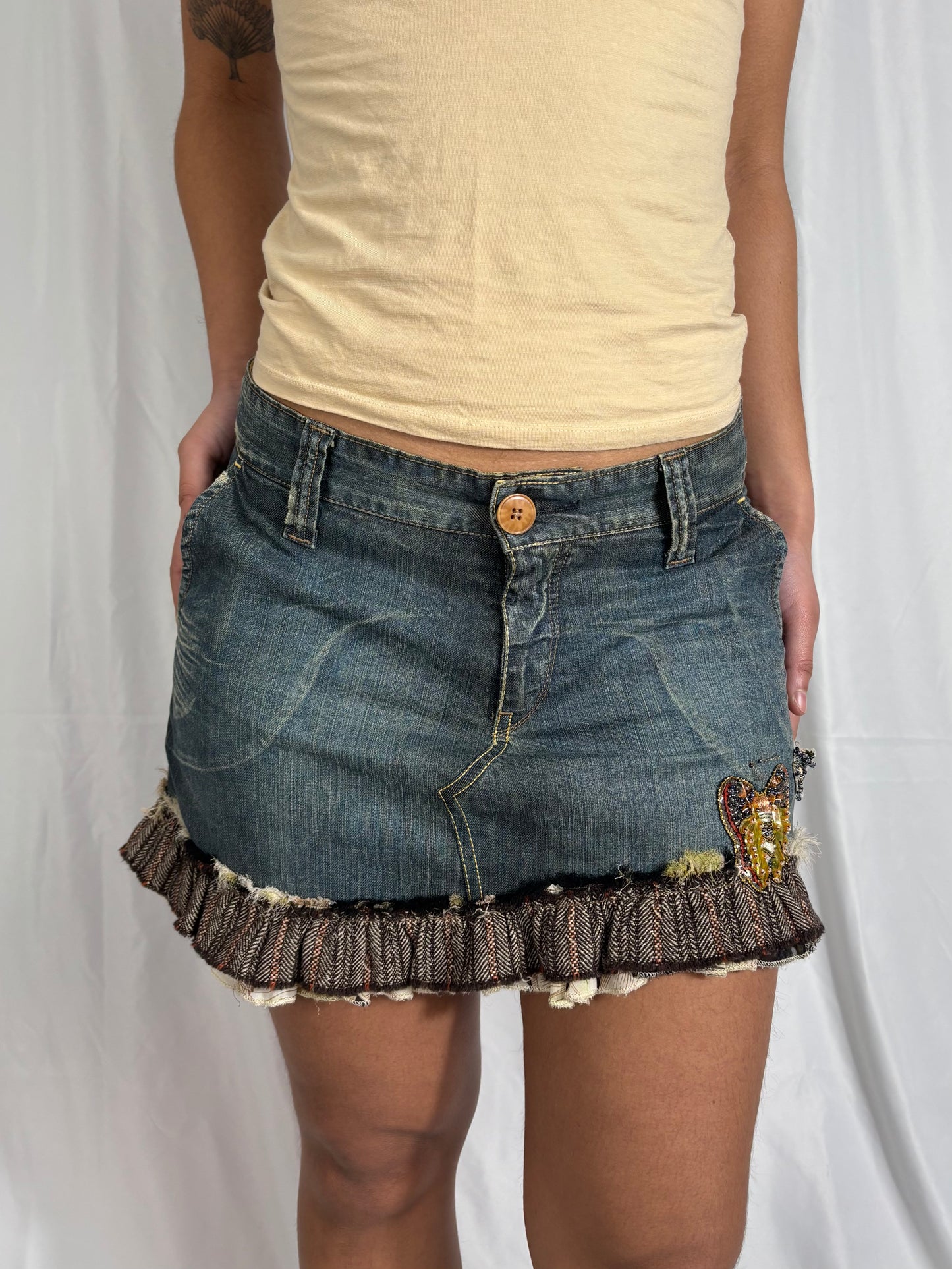 Mini jupe en jean broderie papillon