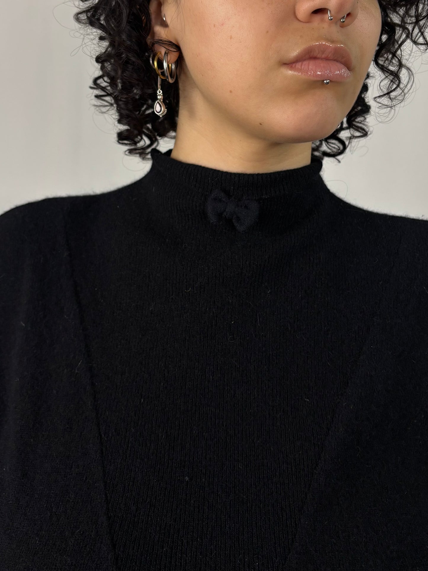 Robe noir col montant avec noeud