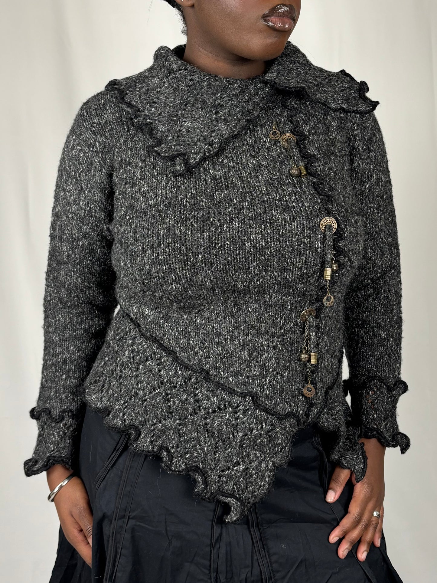 Pull col roulé et pendants metaliques