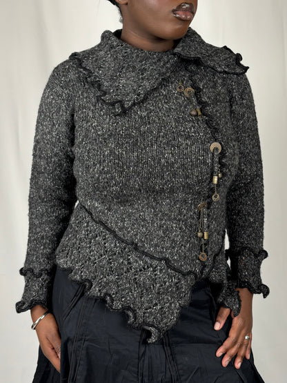 Pull col roulé et pendants metaliques