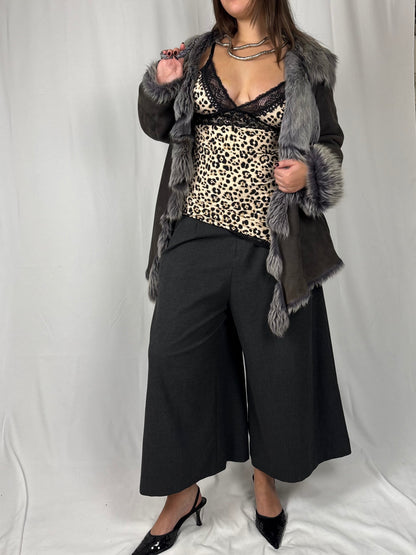 Manteau asymétrique en fourrure grise